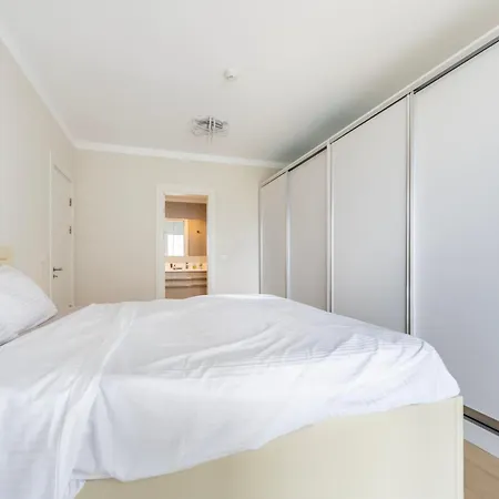 Modern Large In Great Location Apartment