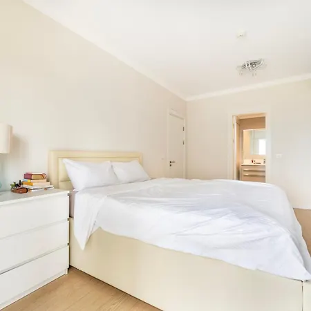 Apartment Modern Large In Great Location