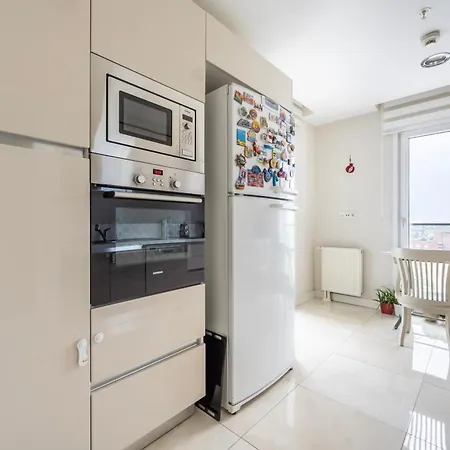 Modern Large In Great Location Apartment