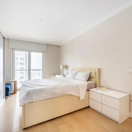 Apartment Modern Large In Great Location *