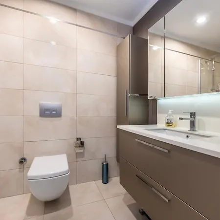 Modern Large In Great Location *
