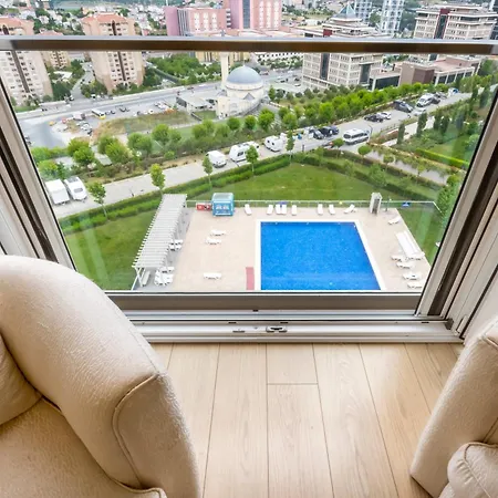 Modern Large In Great Location Apartment